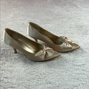 Jacqueline Ferrar gold bow toe pumps, size 7.5